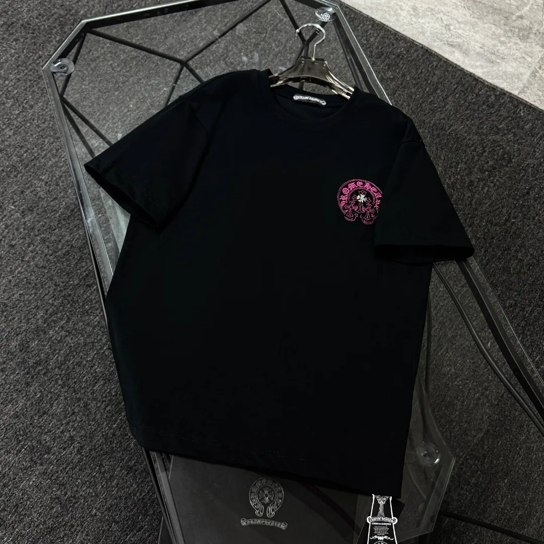P180 Chrome Hearts 25 high-end versions. The fabric is made of 300 grams of high-density pure cotton. It does not deform or shrink. It has three labels. It is the same style for men and women. Technology: patch embroidery + original development hardware. Color: white, black. SIZE: S-XL.